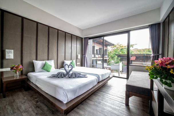 interia perspectief van dubbele tweepersoons Hotel slaapkamer met twee kingsize - Foto, afbeelding