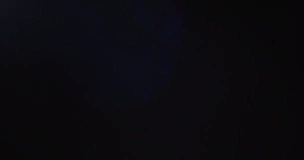 Реальная вспышка объектива в студии на черном фоне - Кадры, видео