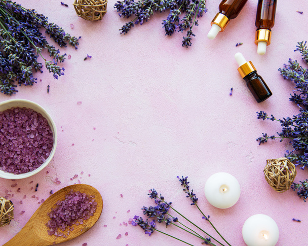 tasainen lay koostumus laventeli kukkia ja luonnon kosmeettisia
 - Valokuva, kuva