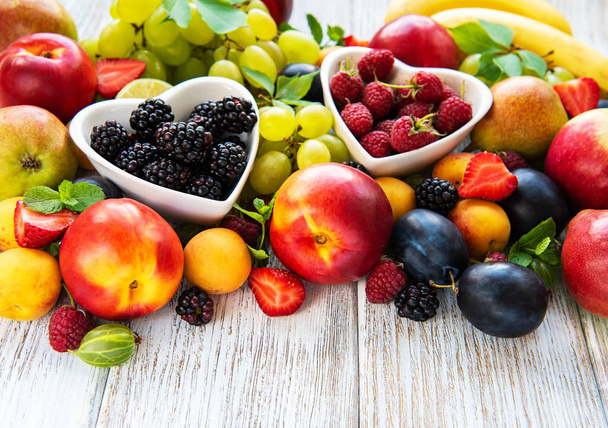 Frisse zomer fruit en bessen  - Foto, afbeelding