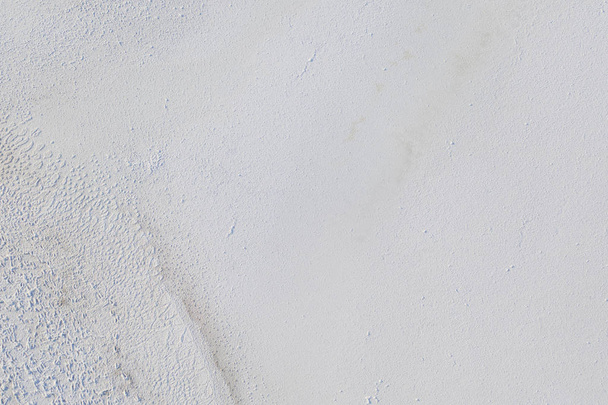 Высококачественная песчаная текстура пустыни. Вид с дрона на соленое озеро Тузла возле курорта Рыбаковка, Украина
. - Фото, изображение