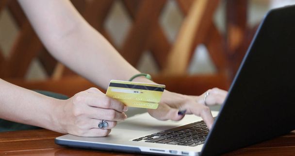 kobieta azjatyckich za pomocą smartfona i karty kredytowej, zakupów online - Zdjęcie, obraz
