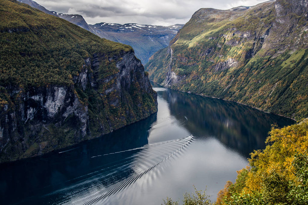 Norveç'te, seyir gelen geiranger fiyort manzarası - Fotoğraf, Görsel