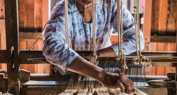 Місцева жінка Intha плетіння лотоса тканини з ручним Ткацький верстат - Фото, зображення