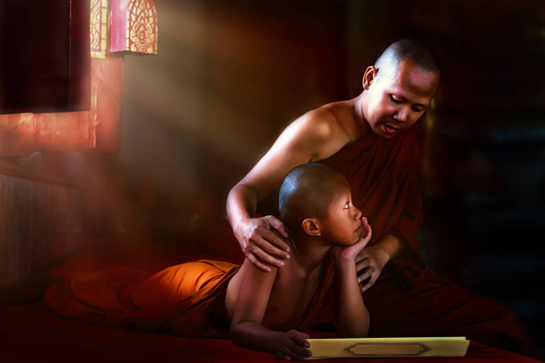 Thai Buddhist monk teaching Buddhist novice Buddhism lessons fro - Foto, Imagem