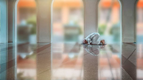 Religious muslim man praying inside the mosque - Φωτογραφία, εικόνα