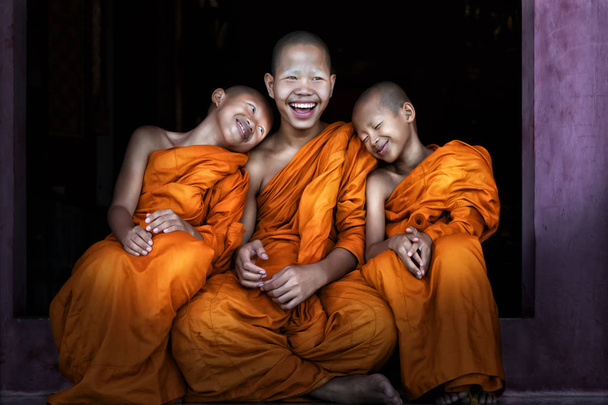 Three Thai Buddhist novices sitting together at temple door feel - Foto, Imagem