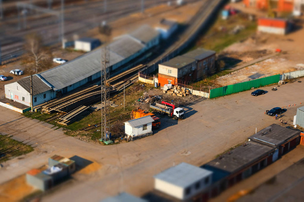 Панорамный вид на промышленную зону с железной дорогой города с эффектом сдвига наклона в Москве
 - Фото, изображение