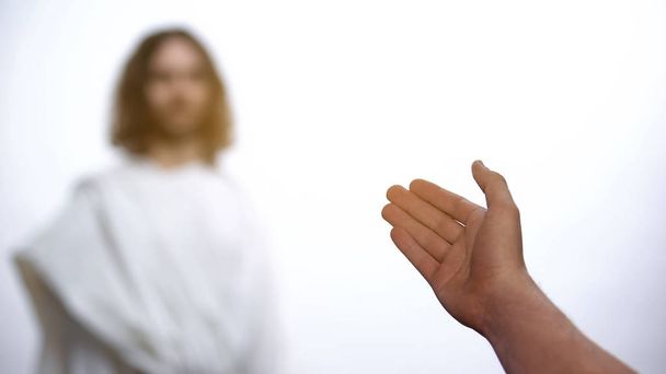 Pai acolhendo Jesus Cristo no céu, cumprimentando filho e dando a mão amiga
 - Foto, Imagem