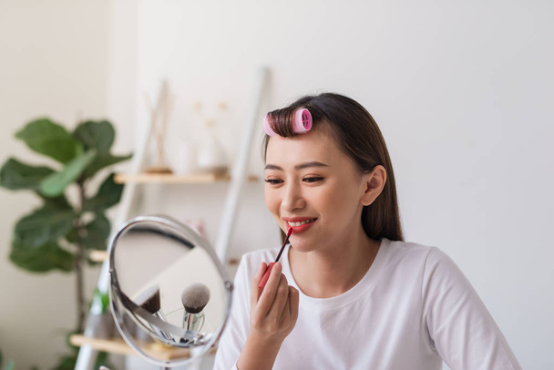 Aziatische vrouw Beauty blogger, vlogger toepassen van lippenstift aan haar mond cosmetische make-up tutorial - Foto, afbeelding