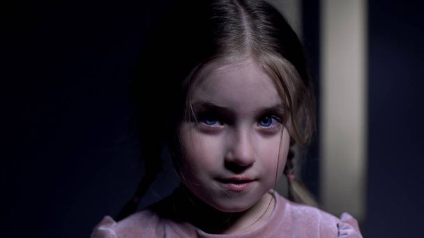 Симпатичная красивая девушка с голубыми глазами, смотрящая в камеру и улыбаясь, сиротский профиль
 - Фото, изображение