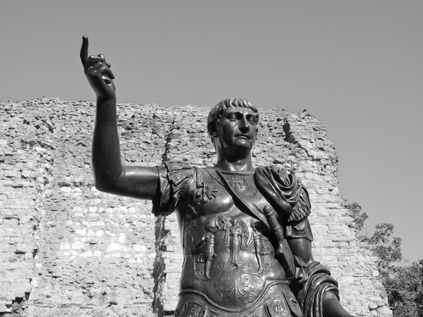 皇帝トラヤヌス像 - 写真・画像