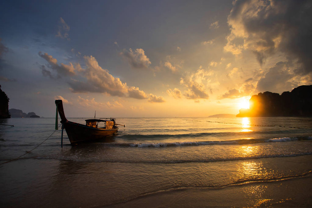 Amazing sunset with longtail boats silhouette at Railay beach, T - Foto, Imagen