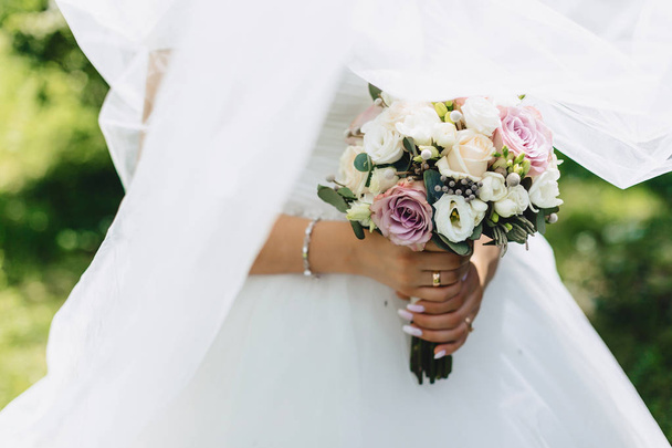 花嫁は挙手式の花束を手に - 写真・画像