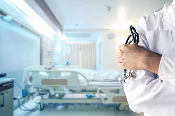 hand of doctor holding stethoscope with blurred background of re - Foto, afbeelding
