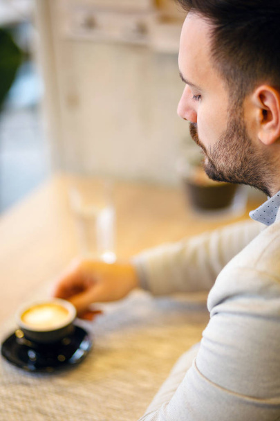 Jeune homme d'affaires buvant du café dans un café - Photo, image