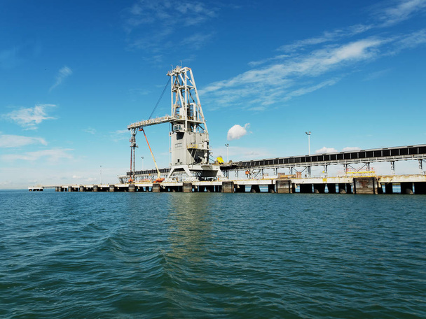 Esportazione terminale di spedizione carbone con gru a portale di carico in porto
  - Foto, immagini