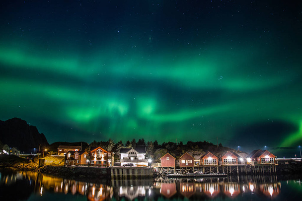 Βόρεια φώτα πάνω από Ρεν σε νησιά Φωφότεν στη Νορβηγία - Φωτογραφία, εικόνα