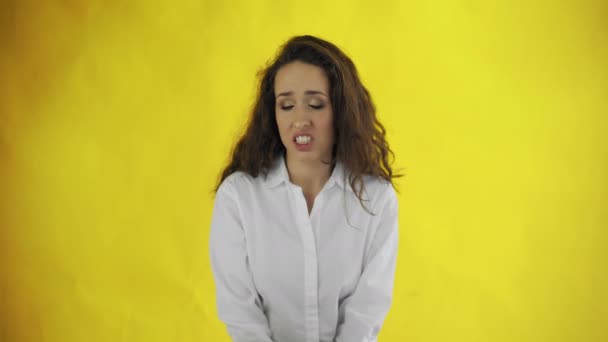 Portrait d'une jeune femme qui ressent répulsion et dégoût - Séquence, vidéo