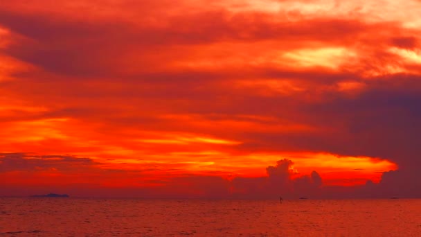 pôr-do-sol vermelho vermelho escuro céu vermelho e nuvem se movendo no mar
 - Filmagem, Vídeo