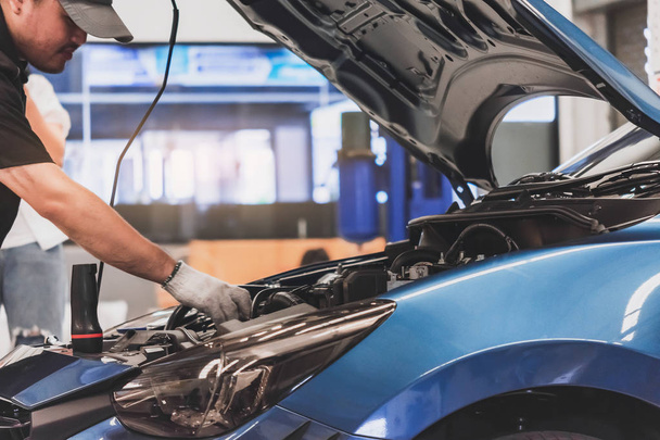 Hombre mecánico servicio de inspección mantenimiento de coches para comprobar ingenio
 - Foto, Imagen