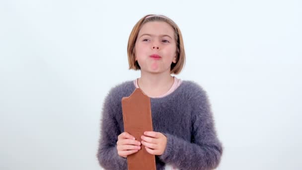 Egy kislány csokit eszik rizzsel, és nem szereti.. - Felvétel, videó