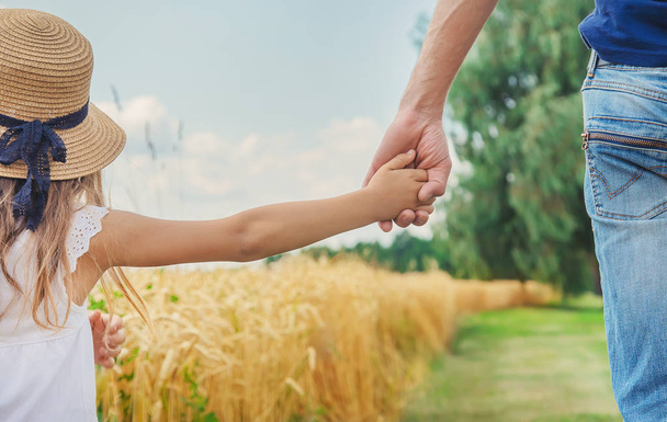 Дитина і батько на пшеничному полі. Вибірковий фокус
. - Фото, зображення
