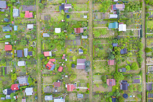 Letecký výhled do rodiny s oplocené zahradou. Masurie, Polsko. - Fotografie, Obrázek