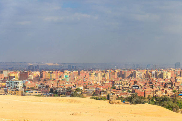 Veduta della città del Cairo, capitale dell'Egitto dall'altopiano di Giza
 - Foto, immagini