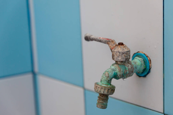 Antiguo grifo de agua oxidada en el baño. Agua del grifo. Manchas de óxido en th
 - Foto, Imagen