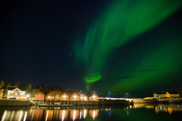 Nordlichter über den hohen Inseln Norwegens - Foto, Bild