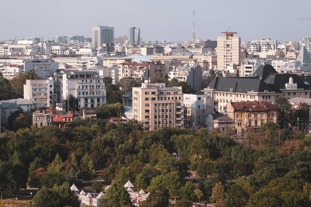 Bukarestin vanhan osan kaupunkikuva, jossa on paljon kuluneita rakennuksia
 - Valokuva, kuva
