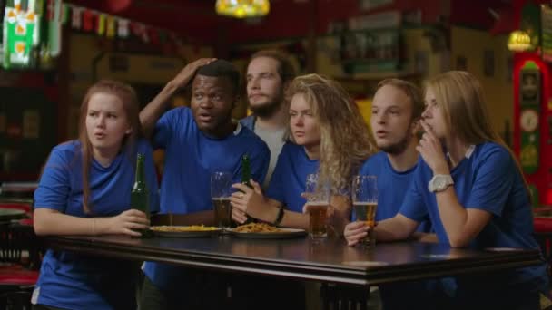 sport, mensen, vrije tijd, vriendschap en entertainment concept - gelukkig voetbalfans of mannelijke vrienden drinken bier en vieren overwinning bij bar of pub. - Video