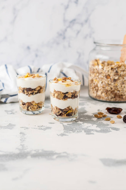 Spiced Yogurt with Granola in Glasses - Foto, Imagem