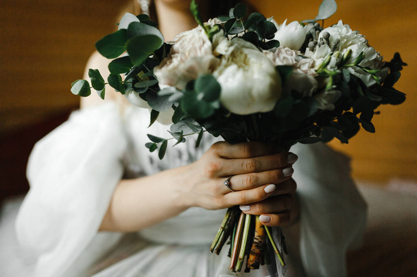 Brautstrauß aus Pfingstrosen in den Händen der Braut  - Foto, Bild