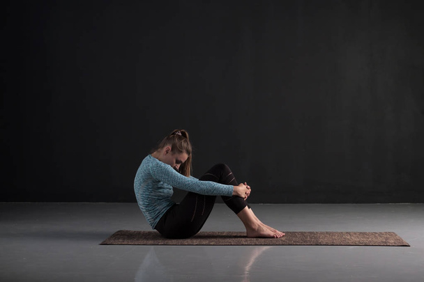 Donna sportiva che pratica yoga, seduta nell'esercizio dei bambini, variazione di posa Balasana
 - Foto, immagini