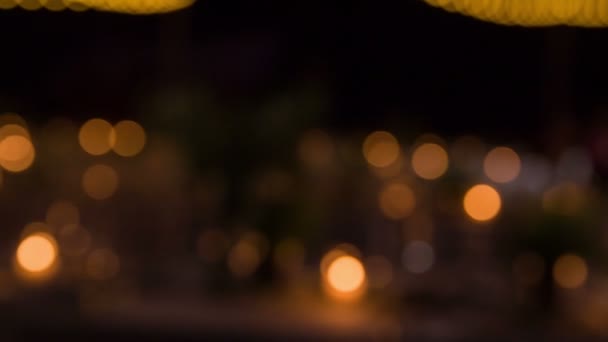 Θολή φώτα και κεριά που παίρνει τους επισκέπτες σε ρομαντική ατμόσφαιρα - Πλάνα, βίντεο