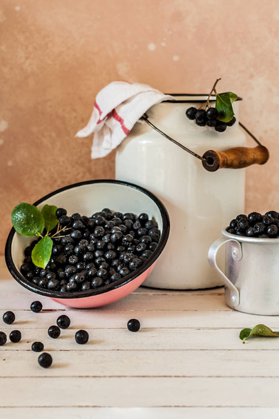 Chokeberries on the Kitchen Table - Foto, imagen