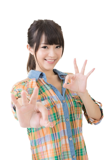 Joven asiático mujer mostrando ok gesto
. - Foto, imagen