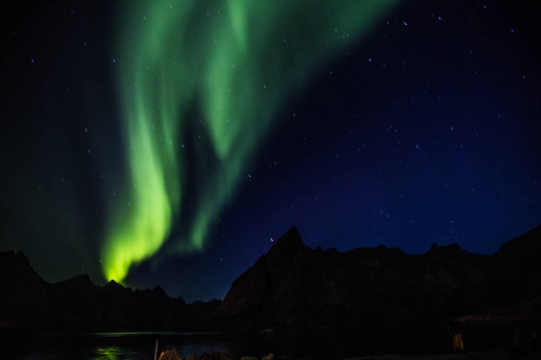 Norveç'te Lofoten adalarında Reine üzerinde Kuzey ışıkları - Fotoğraf, Görsel