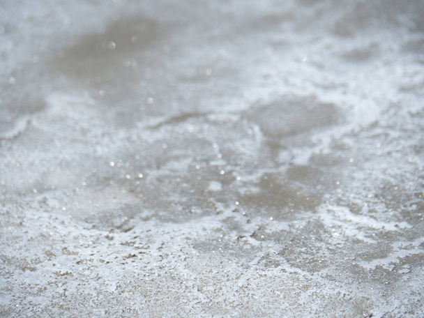 θαλασσινού νερού που παρασκευάζεται στο πεδίο του αλατιού για να στεγνώσει από τον ήλιο και να γίνει λευκό θαλασσινό αλάτι στο πεδίο της Samut Songkram, Ταϊλάνδης, Fleur de SEL σε γήπεδα αλατιού, αλμυρή λιμνούλα, αλάτι-αγρόκτημα - Φωτογραφία, εικόνα