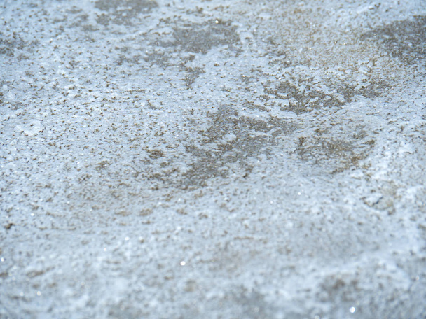 agua de mar preparada en el campo de sal para que se seque del sol y se convierta en sal marina blanca en el campo de Samut Songkram, Tailandia, Fleur de Sel en campos de sal marina, estanque de sal, granja de sal
 - Foto, Imagen