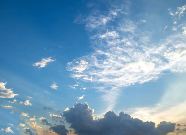 Небо на закате, солнечный фон, голубое небо с белыми облаками
, - Фото, изображение