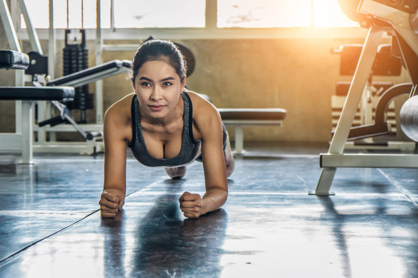 female exercising with push up in gym - Foto, Imagem