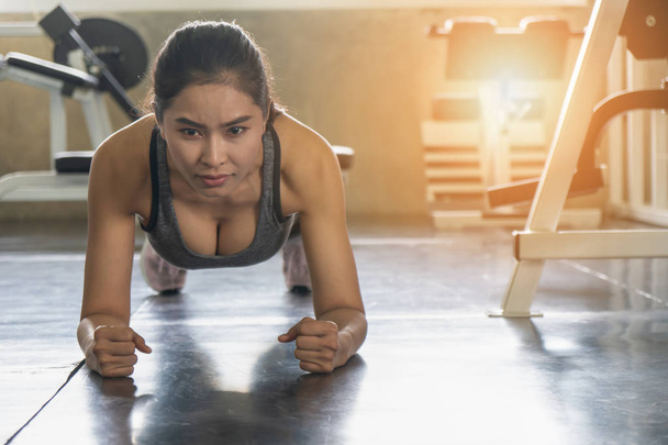 female exercising with push up in gym - Foto, afbeelding