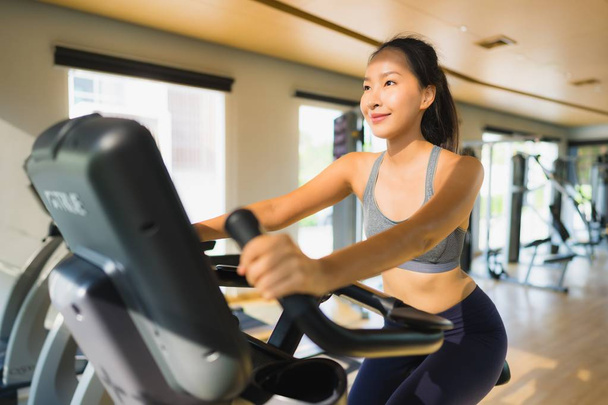 Porträt asiatische Frau trainiert und trainiert im Fitnessstudio - Foto, Bild