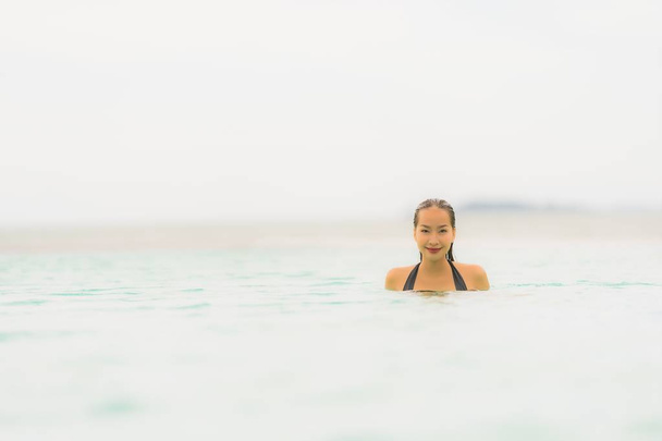 Portrait beautiful young asian woman wear bikini around swimming - Foto, Imagen