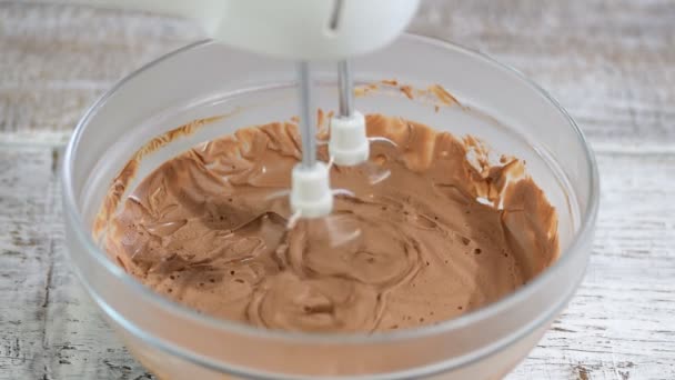充填またはフロスティングを行うためにチョコレートとクリームを混合 - 映像、動画