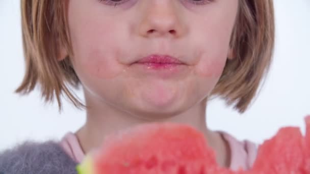 Egy fiatal lány megízleli a dinnyét, és kiesik a szájából.. - Felvétel, videó