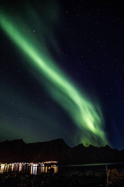 Norveç'te Lofoten adalarında Reine üzerinde Kuzey ışıkları - Fotoğraf, Görsel
